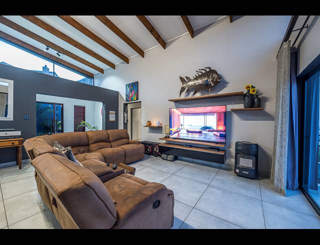 5 BEDROOM HOUSE FOR SALE IN ISLAND VIEW
